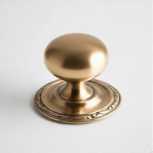 Bouton de porte en métal gravé NobleSpin Imperial Crest Design d'inspiration vintage pour un attrait intemporel et un charme intérieur majestueux - Product Image 5