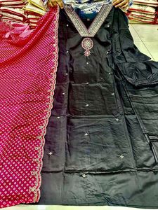 Radiant banarasi ชุดเดรสผ้าไหมและกางเกงสไตล์วินเทจปาร์ตี้พร้อมปักดอกไม้ Chinon dupatta มีขนาด XL - Product Image 3