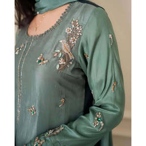 Robe élégante en satin faite à la main pour femmes au Pakistan, silhouette droite avec un magnifique imprimé floral, idéale pour Diwali, mariage, Eid. - Product Image 2