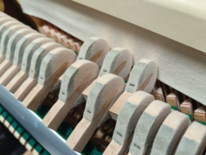 Piano droit KAWAI KS1 noir, modèle d'occasion du Japon, économique pour la performance à domicile, qualité export, aigus clairs - Product Image 5