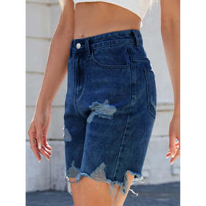 Shorts in denim vintage a vita media con logo ricamato, stile dritto, decorazioni con nappe e tecniche di lavaggio effetto invecchiato - Product Image 5