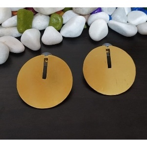 Pendientes de latón hechos a mano, chapados en oro, diseño moderno de aro y botón para bodas y fiestas con flor, número, diamante y piedra de moissanita. - Product Image 1