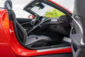 Roma Spider 2024, Motor V8 Twin-Turbo de 612 hp, Frenos de Cerámica de Carbono - Product Image 5