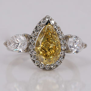 Anillo de compromiso de Halo de tres piedras de diamante creado en laboratorio de corte de pera amarilla, Diamante de corte redondo, anillo de regalo de aniversario de oro sólido de 18KT - Product Image 1