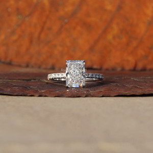 Anillo de compromiso de media eternidad de diamante cultivado en laboratorio de corte radiante de 2,8 quilates en oro blanco, regalo de aniversario para su anillo de diamantes CVD - Product Image 1