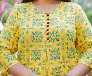 Kurti court en polyester à imprimé floral bleu pour femmes avec col en forme de trou de serrure et manches 3/4 conçu pour un usage quotidien - Product Image 3