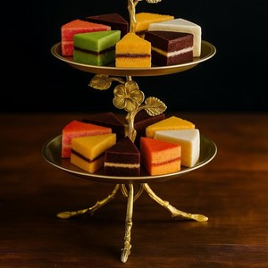 Support à gâteau de luxe à 2 niveaux en métal doré, motif oiseaux et fleurs, plateau de service décoratif pour desserts, idéal pour mariages, fêtes et décoration intérieure - Product Image 1