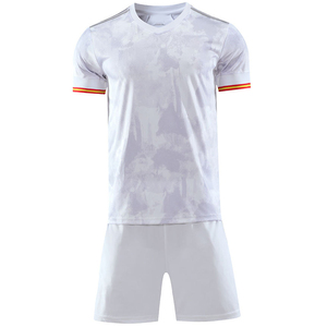 Conjunto de uniforme de fútbol elaborado con camiseta de fútbol transpirable y pantalones cortos de secado rápido que ofrecen comodidad y estilo moderno - Product Image 4