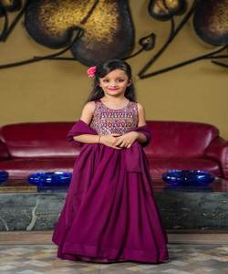 Nouveauté de créateur, vêtements fantaisie exclusifs et attrayants pour les femmes indiennes et pakistanaises en vêtements ethniques - Product Image 3