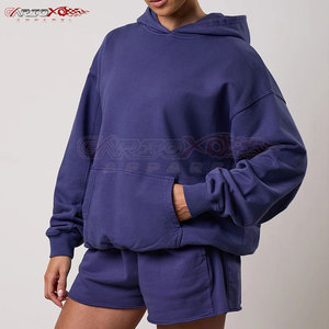 Ensemble à capuche et short d'été pour femmes avec style minimaliste et tissu confortable Ensemble deux pièces à capuche et short pour femmes - Product Image 4