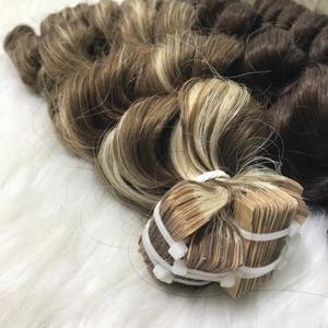 Venta al por mayor 100% extensiones de cabello virgen de alta calidad Bouncy Curl Tape Hair Large Stock Color claro vietnamita pelo crudo - Product Image 2