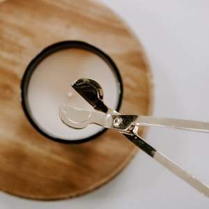 Éteignoir à bougie à thème unique pour accessoires de décoration de bougies Poignée Design moderne Ciseaux de coupe en laiton et métal - Product Image 5