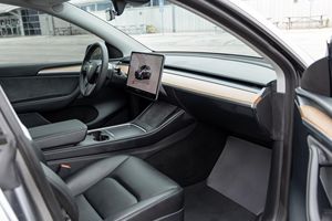 Tesla Model-Y 2024 Bien Cuidado, Largo Alcance, Tracción en las Cuatro Ruedas, Motor Dual, Autonomía de 310 Millas - Product Image 5
