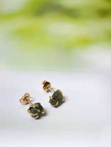 Pendientes de tuerca chapados en oro de moldavita natural Ajuste de bisel Incrustaciones Regalo de aniversario de moda para ella o mamá - Product Image 3