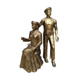 Escultura de pareja de metal personalizable al por mayor que refleja la artesanía artística combinada con un simbolismo profundo - Product Image 4