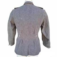 C'est une tunique en laine allemande M43 Heer, pour soldat d'infanterie, de la Seconde Guerre mondiale.