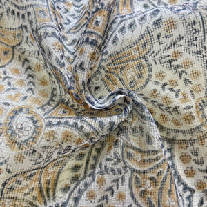 Tissu en coton imprimé à la main avec motif Paisley naturel, base beige avec motifs indigo et moutarde - Product Image 2