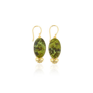 Boucles d'oreilles pendantes élégantes en laiton avec pierre précieuse opale verte, boucles d'oreilles délicates en laiton plaqué or pour un cadeau décontracté - Product Image 1
