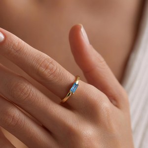 Bague ajustable personnalisée 16-17 mm avec mini-pierre de naissance baguette, topaze bleue et rubis, bague délicate avec pierre de naissance - Product Image 6