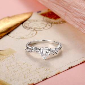 แหวนหมั้นรูปหัวใจทรงวงรีแพลตตินั่ม - แหวนคู่ชุบโรเดียม - Product Image 4