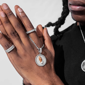 จี้อัลลอยชุบทองสำหรับผู้ชายประดับเพชร CZ ระยิบระยับแฟชั่นออกแบบได้ตามต้องการ - Product Image 3