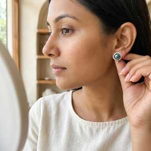 Boucles d'oreilles clous en argent sterling 925 avec perle noire paon - Product Image 6