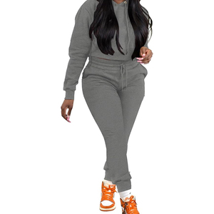 Ropa deportiva de invierno personalizada para mujer patrón sólido por encima de la rodilla chándal de lana de dos piezas de longitud corta-Conjunto de Jogger con capucha al por mayor - Product Image 1