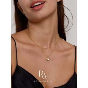 Collana con Ciondolo a Cuore Placcato Oro e Madreperla, Antiossidante, Regalo per Lei, con Catena Lunga per Maglione - Product Image 1