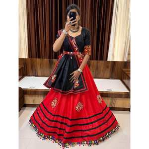 Magnifique ensemble de vêtements pour femmes en coton rouge avec travail Gamthi, Lehenga Choli et Dupatta - Product Image 1