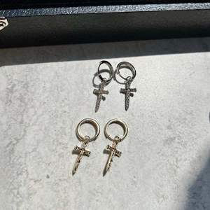 Pendientes colgantes de Cruz ondulada chapados en oro de 18 quilates de Plata de Ley 925 hechos a mano para hombre - Product Image 3