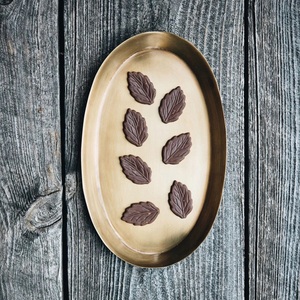 Decoración atemporal de latón: platos hechos a mano en latón macizo. Eleva cualquier habitación con estilo vintage. Pedidos de exportación bienvenidos. - Product Image 3