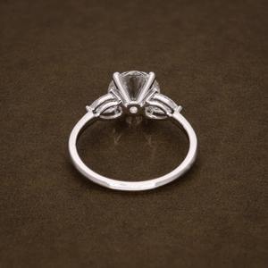 Anillo de Compromiso con Diamante Cultivado en Laboratorio, Corte Redondo y en Forma de Pera, 2.61 CTW, VVS, Certificado IGI, Anillo de Tres Piedras, Anillo Moderno, Anillo de Promesa - Product Image 2