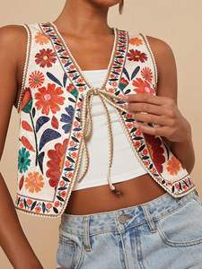 Veste d'hiver florale écologique de style vintage pour femmes, faite à la main, col rond classique, kimono tendance Suzani, rembourrage en coton - Product Image 4