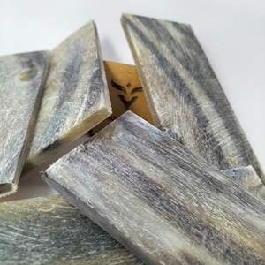 Écailles de corne fabriquées en atelier offrant des performances fiables pour la fabrication de manches de couteau, matériau durable de qualité artisanale naturelle - Product Image 1