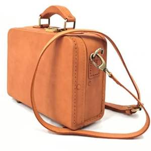 Sac à bandoulière en cuir vintage de qualité export, fait main, mini coffre brun avec accents dorés et finition luxueuse en provenance d'Indonésie - Product Image 2