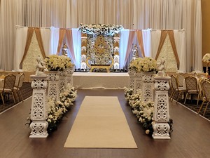 เวทีงานแต่งงานธีมคริสตัลที่ดีที่สุด ดีไซน์เปิดโล่งสวยงาม โดดเด่นด้วยเสาเพชรตกแต่ง งานแต่งงานสไตล์เวอร์จิเนีย - Product Image 2