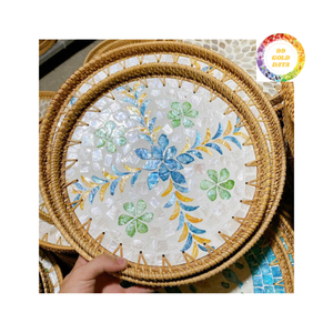 Plateau en rotin bohème avec accents de perles pour fruits et aliments. - Product Image 2