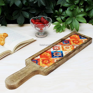 Plateau de service décoratif en bois naturel avec logo personnalisé pour l'hôtel et le restaurant Plateau de service en bois personnalisé FWE - Product Image 1