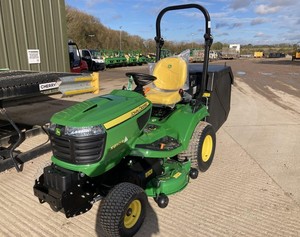 เครื่องตัดหญ้าแบบนั่งขับ John Deere X950R ขนาด 48 นิ้ว ขับเคลื่อนด้วยตัวเอง ใช้แก๊ส ใบมีดแบบโรตารี่ พร้อมถังเก็บหญ้าด้านหลังขนาด 100 ลิตร - Product Image 1