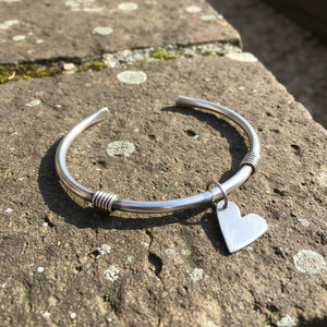 Brazalete Abierto de Latón Plateado con Dije de Corazón, Joyería Vintage Elegante y Minimalista - Product Image 2