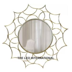 Espejo de Pared Moderno con Forma Geométrica de Metal Dorado, Estilo Elegante de la India, Decoración de Pared Hecha a Mano de Lujo para el Hogar - Product Image 1