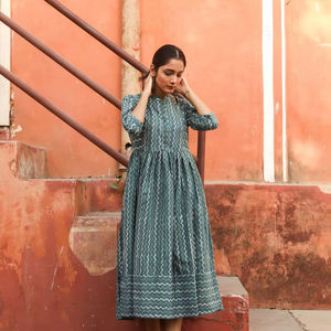 Robe bohème Isabel en pur coton imprimé à la main, décontractée, occasionnelle, vacances, été, vert et blanc - Product Image 1