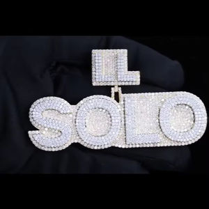 Colgante de Moissanita con Incrustaciones de Diamantes al por Mayor, Modelo 'SOLO', Personalizado, Plata 925, VVS, Dos Tonos, Joyería Hip Hop - Product Image 1