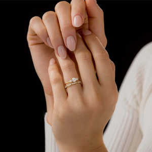 แหวนหมั้นเพชรโมอิสซาไนต์ทรงกลมสามเม็ดเงินแท้ 925 - Product Image 6