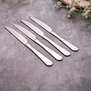 Ensemble de 4 couteaux à steak ShinyChic, élégants et durables, pour une coupe et un service parfaits - Product Image 1