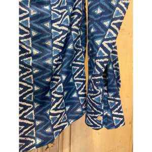 เสื้อแฟนหนุ่มรูปทรงเรขาคณิตสีครามองค์ประกอบแฟชั่นที่เรียบง่ายในผ้าชีฟอง - Product Image 4