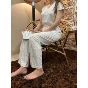 Pantalón Luxe de Algodón para Mujer con Estampado de Flores Blancas - Product Image 3