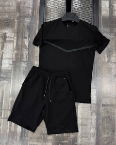 Ensemble T-shirt et short noir pour homme – Tenue décontractée d'été deux pièces en tissu doux et respirant avec taille élastique et manches courtes – Style minimaliste urbain - Product Image 3
