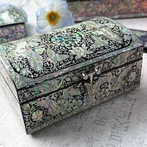 Boîte de rangement pour bijoux personnalisable de luxe moderne en bois artisanal de qualité supérieure avec incrustation de nacre et motif floral gravé - Product Image 6