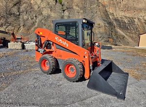 Chargeuse compacte KUBOTA SSV65 11 heures, cabine EROPS, chauffage et climatisation, écran avancé avec caméra, hydraulique auxiliaire à haut débit, chargeuse sur pneus - Product Image 3